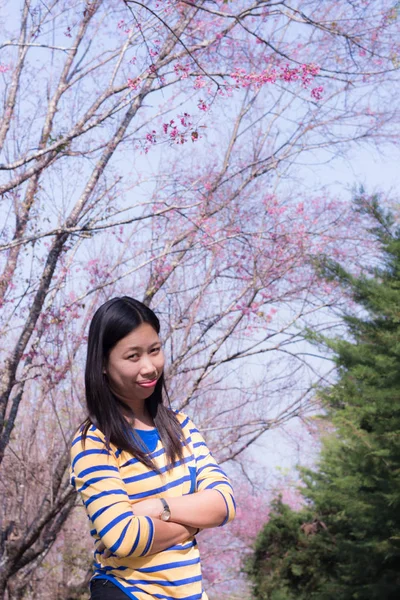 Mooie Thaise vrouw met zoete kers van de Himalaya, portret — Stockfoto