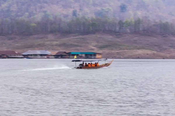 Pan aparatu żaglowca w Mae Ngad dam w Maetaeng Chiangmai Tajlandia — Zdjęcie stockowe