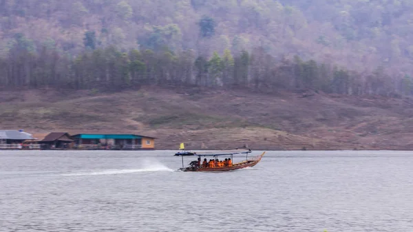 Pan Camera Bateau naviguant au barrage de Mae Ngad à Maetaeng Chiangmai Thaïlande — Photo