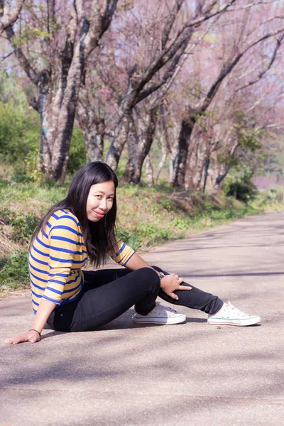 Vackra thailändska kvinna med vilda Himalayan Cherry, porträtt — Stockfoto