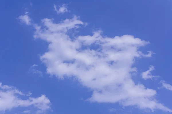 Nuvola nel cielo blu — Foto Stock