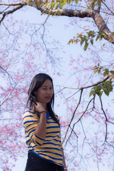 Mulher tailandesa bonita com cereja selvagem do Himalaia, retrato — Fotografia de Stock