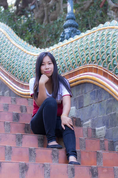 Asiatische Frau mit Naga-Treppe, doi suthep chiangmai thailand — Stockfoto