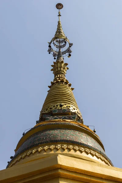 Pagoda dorada en templo tailandés — Foto de Stock