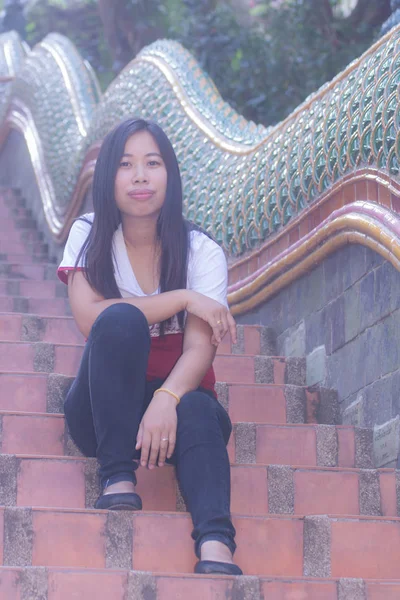 娜迦楼梯，Doi 素贴清迈泰国的亚洲女人 — 图库照片