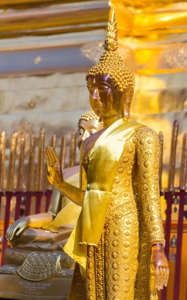 Žlutá skleněná socha Buddhy, wat Phra že Doi suthep Chiangmai Thajsko — Stock fotografie