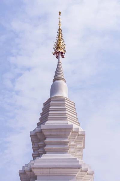 Thai biała pagoda z piękna niebo — Zdjęcie stockowe