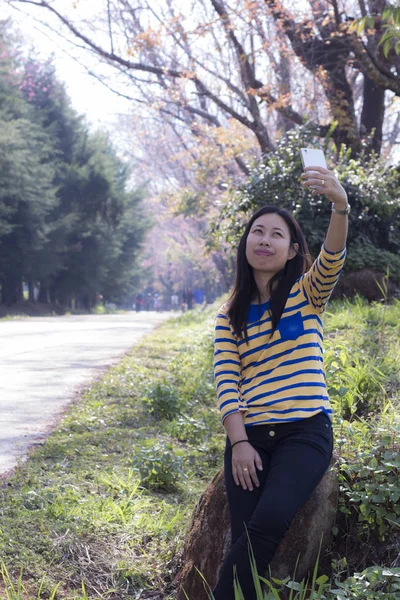 Mooie Thaise vrouw met zoete kers van de Himalaya, portret — Stockfoto