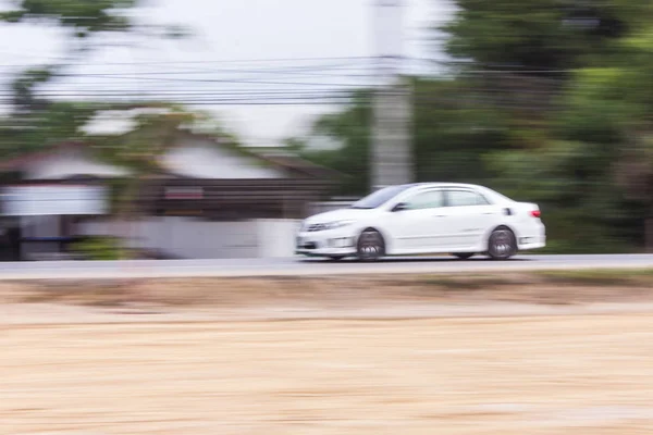 Auto schwenkt Geschwindigkeit auf Straße, Thailand Asien — Stockfoto