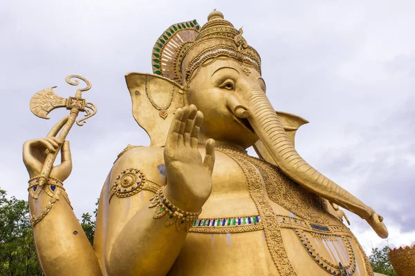 Grande statua di Ganesha con cielo — Foto Stock