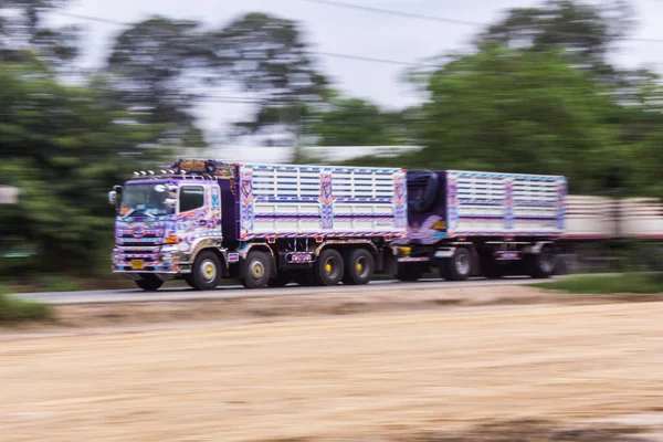 Caminhão panning câmera na estrada — Fotografia de Stock