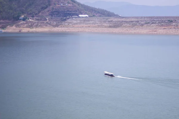 Ship sailing at Mae Ngad dam in Chiangmai Thailand — Stock Photo, Image