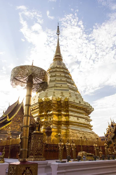 Wat Phra That Doi Suthep, Paogoda com luz solar em Chiangmai Tailândia — Fotografia de Stock