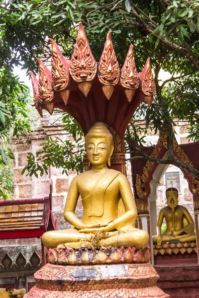 Estátua de ouro tailandesa — Fotografia de Stock