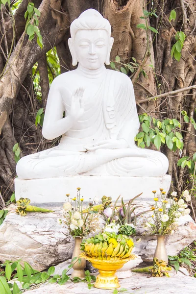 Thailändska vit buddha staty — Stockfoto