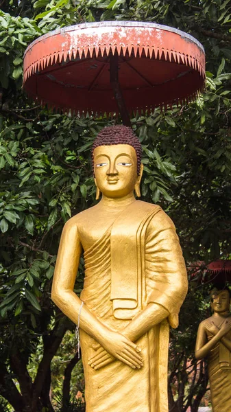 Estátua de ouro tailandesa — Fotografia de Stock