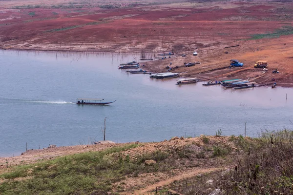 Bateau naviguant au barrage de Mae Ngad à Chiangmai Thaïlande — Photo