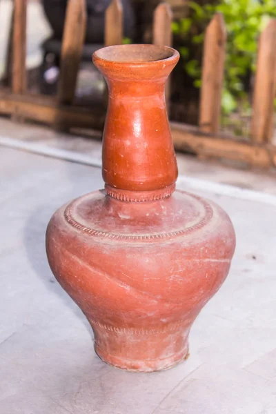 Nam Tonne, Töpferwaren im nordthailändischen Stil für Wasserspeicher — Stockfoto