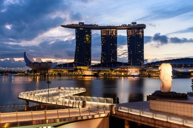 Singapur - 23 Kasım 2016: Merlion heykeli m silüeti