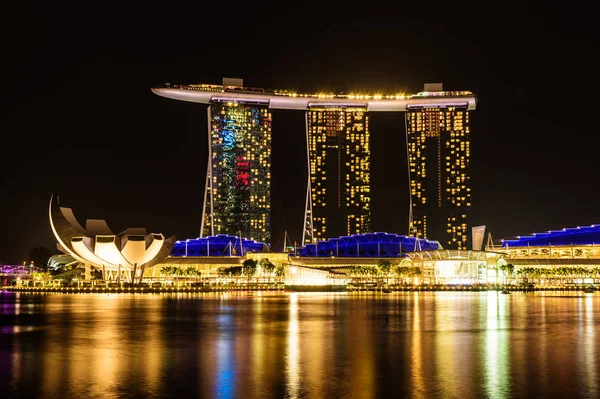 SINGAPUR - 22 NOV 2016: El Marina Bay Sands Resort Hotel en N — Foto de Stock