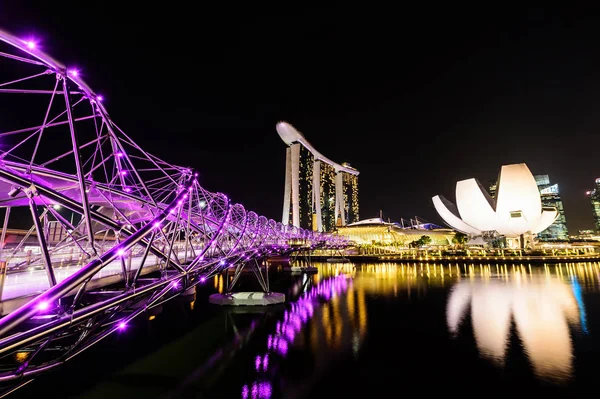 SINGAPUR - 22 NOV 2016: El Marina Bay Sands Resort Hotel en N — Foto de Stock