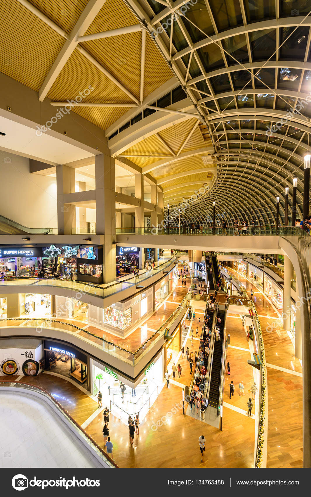 新加坡-2016 年11 月24 日︰ 在滨海湾S 购物中心—— 库存社论照片© detanan #134765488