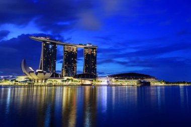 Cityscape Singapur Skyline alacakaranlık zaman. Marina Bay olduğunu bir