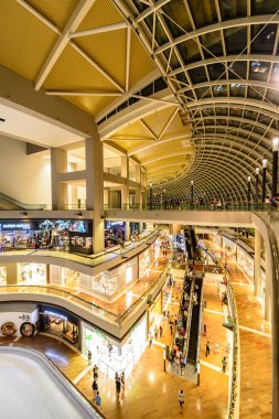 Singapur - 24 Kasım 2016: Alışveriş merkezi: Marina Bay S