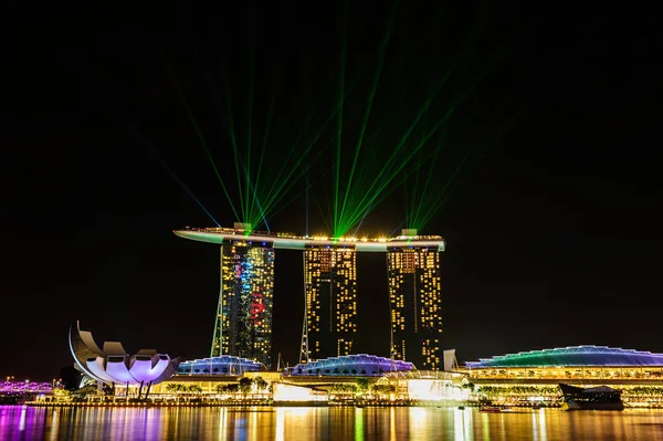 Hermoso espectáculo de láser en el puerto deportivo frente al mar en Singapur —  Fotos de Stock