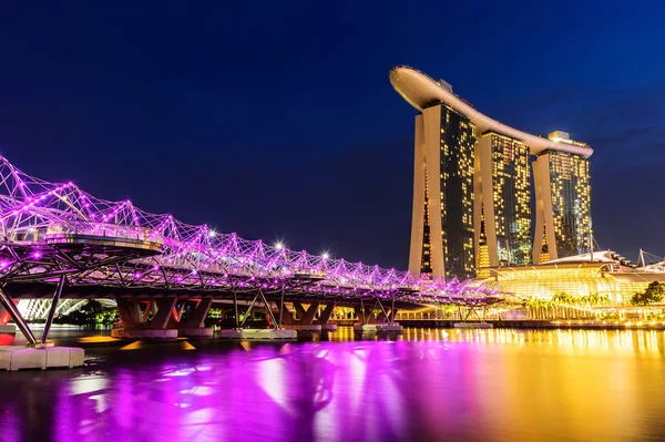 Paisaje urbano de Singapur horizonte en la hora del crepúsculo. Marina Bay es un — Foto de Stock