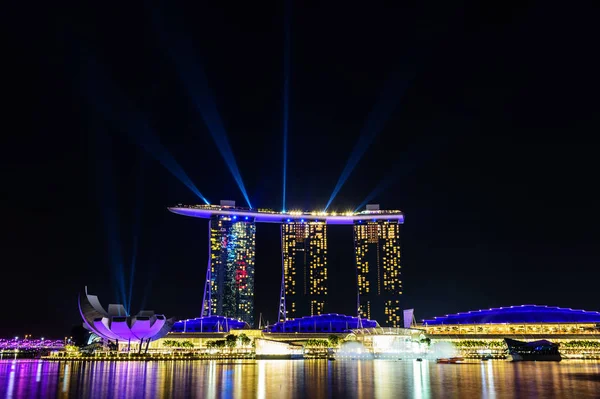 Hermoso espectáculo de láser en el puerto deportivo frente al mar en Singapur — Foto de Stock