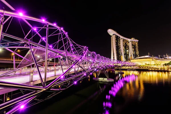 Paisaje urbano de Singapur horizonte en la hora del crepúsculo. Marina Bay es un — Foto de Stock