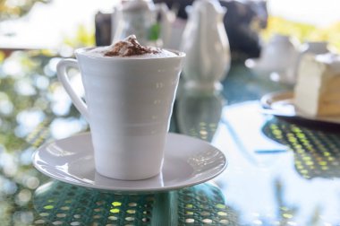 Kahve fincanı masanın üstünde.