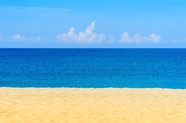 Παραλία και μπλε ουρανό — Φωτογραφία Αρχείου