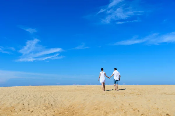 Романтична пара прокидається на пляжі — стокове фото