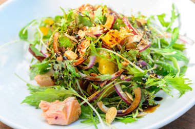 Tabak içinde somon salata