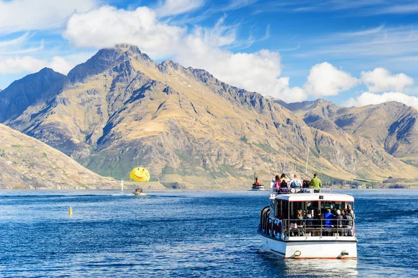 보트에 호수 Wakatipu, 퀸 즈 타운, 뉴질랜드 — 스톡 사진