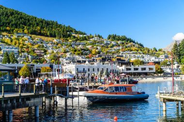 Queenstown, Yeni Zelanda-20 Nisan 2017: Queenstowns iskele boutiq