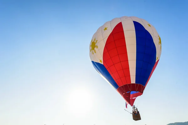 Gökyüzünde Renkli Bir Balon — Stok fotoğraf