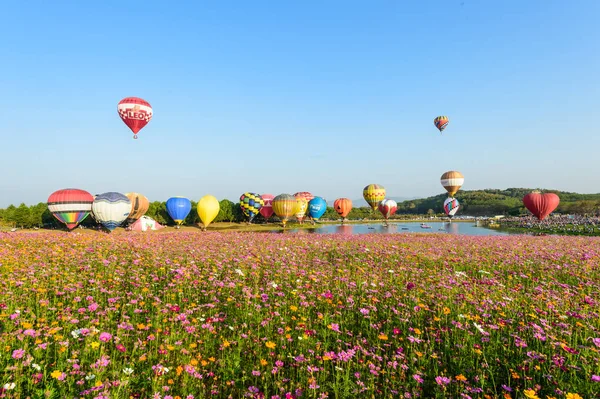 Chiangrai, Tayland - 16 Şubat 2018: sıcak hava balonları, şarkı — Stok fotoğraf