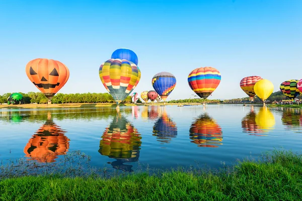 Grup göl kenarında renkli balon — Stok fotoğraf