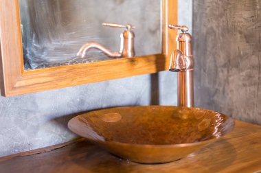 Kadar yakın klasik musluk ve banyo lavabo