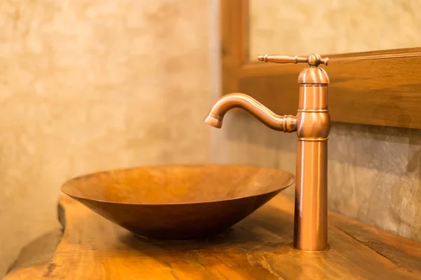 Gros plan sur le robinet classique et l'évier dans la salle de bain — Photo