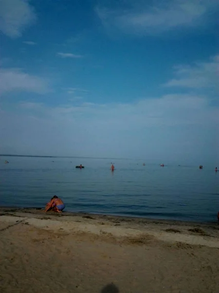 海での夏の日 海で泳ぐ多くの人々 — ストック写真