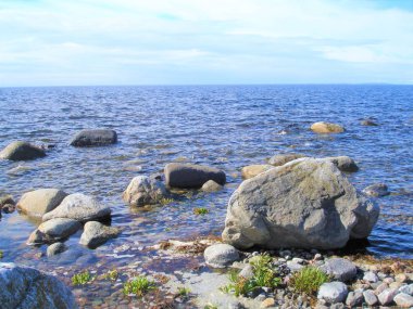 Sahilde büyük ve küçük taşlar