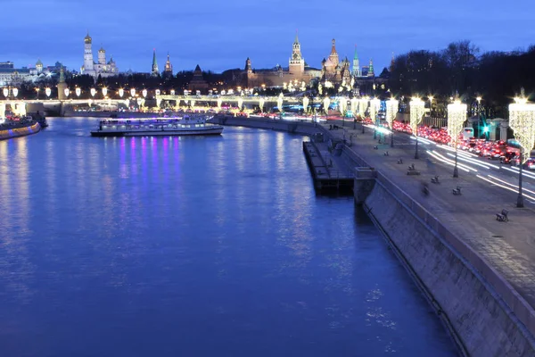 莫斯科河堤岸上的红色广场夜景 灯火通明 — 图库照片