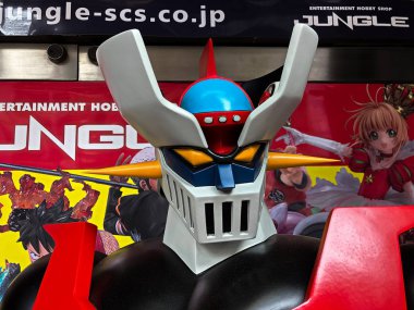 Osaka, Japonya - Nisan 2019 Muhteşem Mazinger Z Robot 'un oyuncak dükkanındaki Vintage heykeline yakın çekim.
