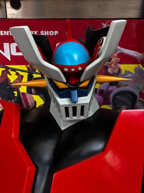 Osaka, Japonya - Nisan 2019 Muhteşem Mazinger Z Robot 'un oyuncak dükkanındaki Vintage heykeline yakın çekim.
