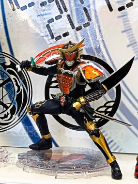 Osaka, Japonya -23 Nisan 2019: Oyuncakçıdan çıkmış Japon popüler dizisi Kamen Rider 'ın kurgusal karakter figürüne odaklanmış. Karakterin adı Kamen Rider Gaim.
