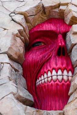 Osaka, Japonya - 6 Şubat 2015: Titan 'a saldırı Universal Stüdyoları Japonya' da başladı ve gerçek boyuttaki heykelin ölçeğini yakaladı / Shingeki no Kyojin